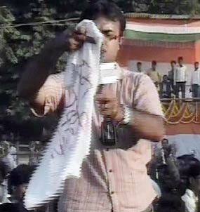 राहुल गांधी की रैली में फिर हंगामा | वीडियो देखें