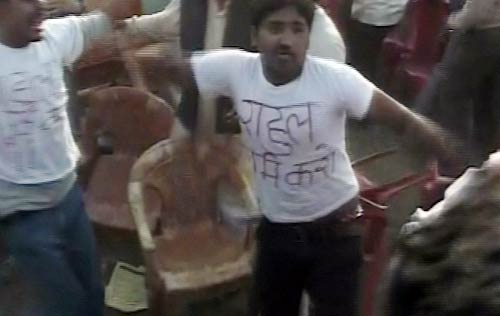 राहुल गांधी की रैली में फिर हंगामा | वीडियो देखें