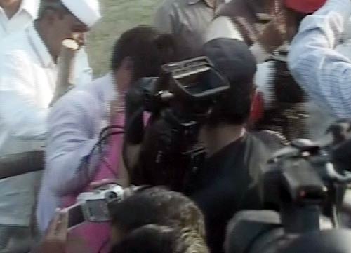 राहुल गांधी की रैली में फिर हंगामा | वीडियो देखें