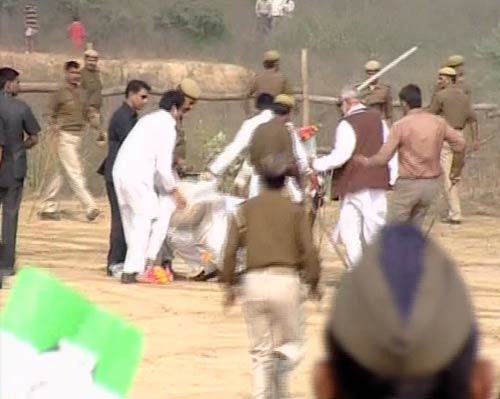 तस्‍वीरों में देखें कांग्रेसी नेताओं ने कैसे की युवक की पिटाई