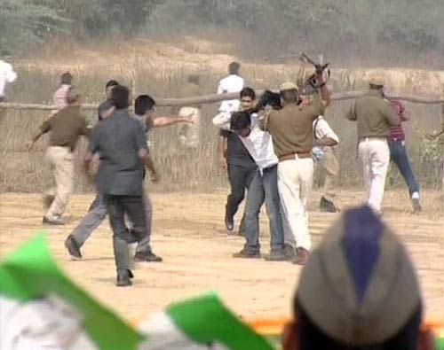 तस्‍वीरों में देखें कांग्रेसी नेताओं ने कैसे की युवक की पिटाई