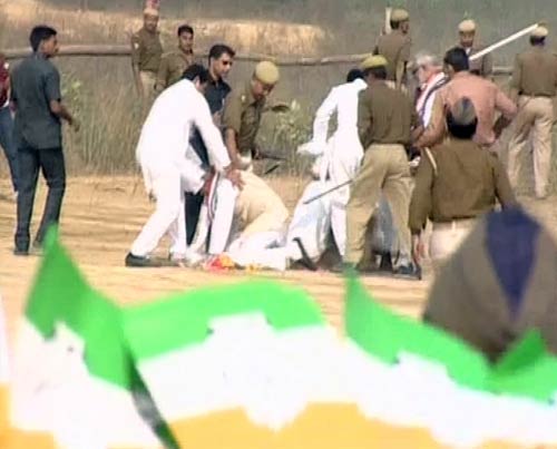 तस्‍वीरों में देखें कांग्रेसी नेताओं ने कैसे की युवक की पिटाई