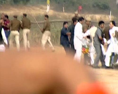 तस्‍वीरों में देखें कांग्रेसी नेताओं ने कैसे की युवक की पिटाई