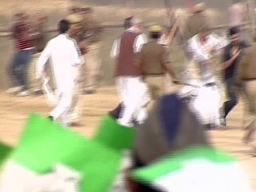 तस्‍वीरों में देखें कांग्रेसी नेताओं ने कैसे की युवक की पिटाई