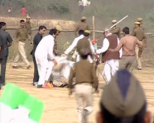 तस्‍वीरों में देखें कांग्रेसी नेताओं ने कैसे की युवक की पिटाई