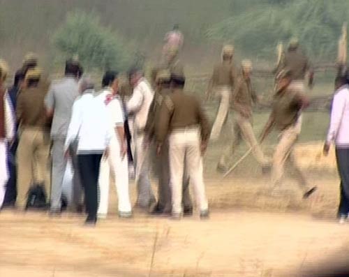 तस्‍वीरों में देखें कांग्रेसी नेताओं ने कैसे की युवक की पिटाई