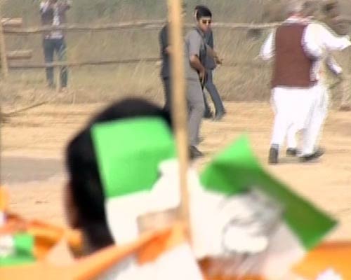 तस्‍वीरों में देखें कांग्रेसी नेताओं ने कैसे की युवक की पिटाई