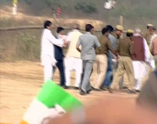 तस्‍वीरों में देखें कांग्रेसी नेताओं ने कैसे की युवक की पिटाई