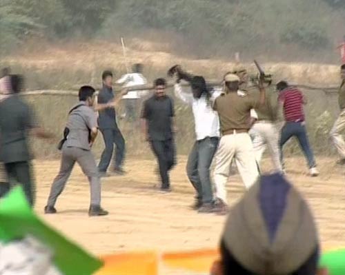 तस्‍वीरों में देखें कांग्रेसी नेताओं ने कैसे की युवक की पिटाई