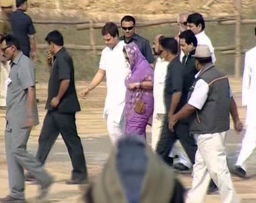 तस्‍वीरों में देखें कांग्रेसी नेताओं ने कैसे की युवक की पिटाई