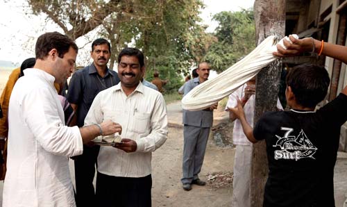 राहुल के काफिले के आगे आया युवक | राहुल की 'पदयात्रा'