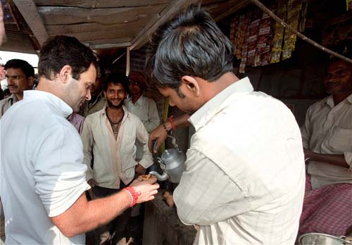 राहुल के काफिले के आगे आया युवक | राहुल की 'पदयात्रा'