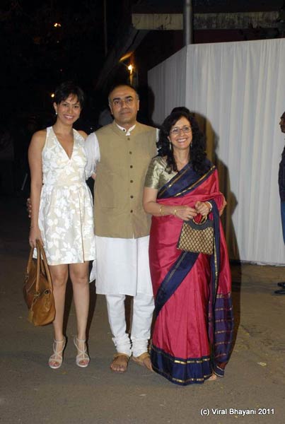 बोमन ईरानी के बेटे की रिसेप्शन पार्टी... | बोल्‍ड होती बालाएं... 