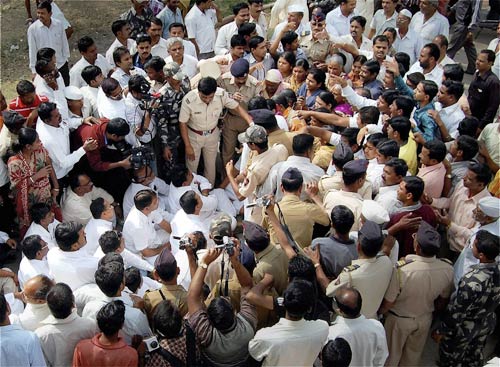 25 नवंबर 2011: तस्वीरों में देखें दिनभर की बड़ी खबरें | पढ़ें