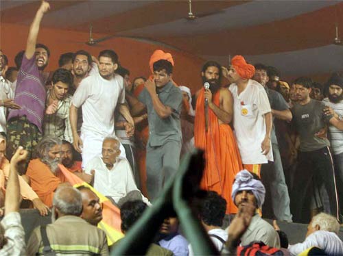 25 नवंबर 2011: तस्वीरों में देखें दिनभर की बड़ी खबरें | पढ़ें