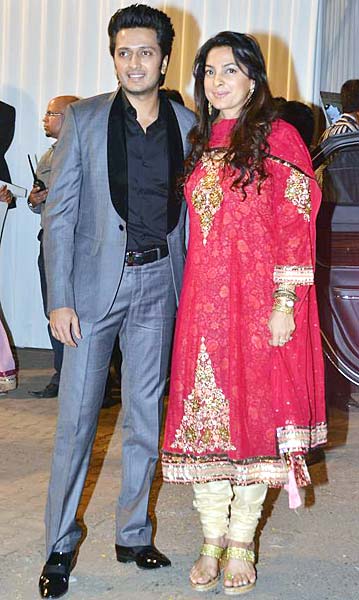 बोमन ईरानी के बेटे की रिसेप्शन पार्टी... | बोल्‍ड होती बालाएं... 