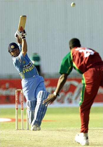 तस्‍वीरों में सचिन के शतकों की कहानी