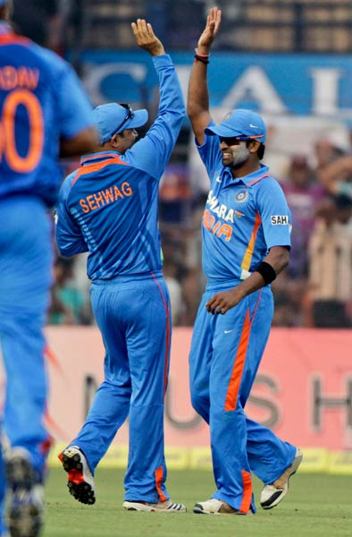 कटक वनडे: कांटे की टक्‍कर में जीता भारत | धोनी पर विशेष