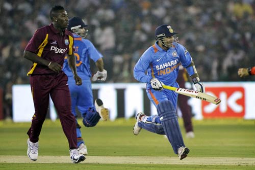 कटक वनडे: कांटे की टक्‍कर में जीता भारत | धोनी पर विशेष