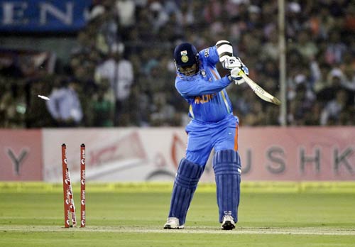 कटक वनडे: कांटे की टक्‍कर में जीता भारत | धोनी पर विशेष