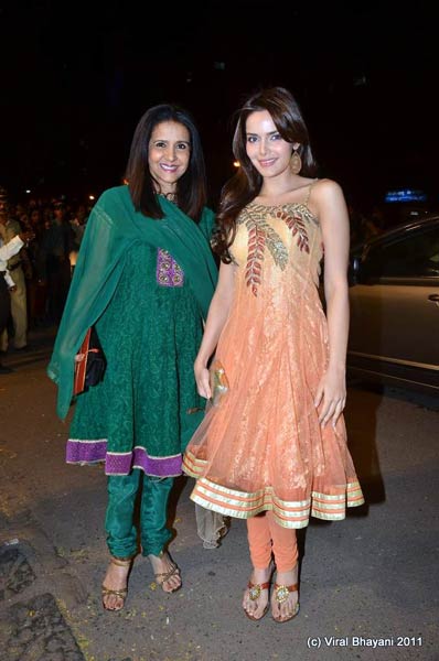 बोमन ईरानी के बेटे की रिसेप्शन पार्टी... | बोल्‍ड होती बालाएं... 