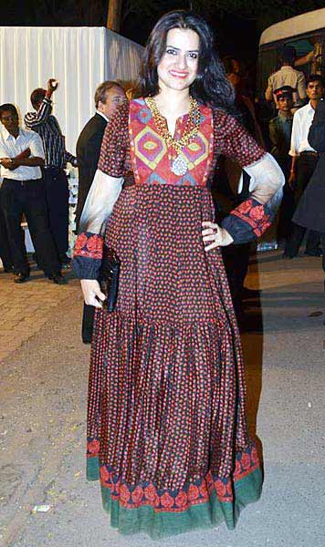 बोमन ईरानी के बेटे की रिसेप्शन पार्टी... | बोल्‍ड होती बालाएं... 