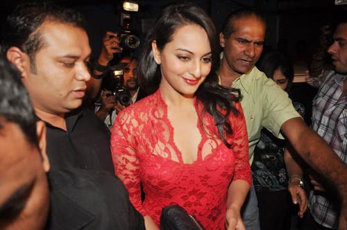 ग्लैमरस अवतार की ओर सोनाक्षी...| सोनाक्षी के जलवे