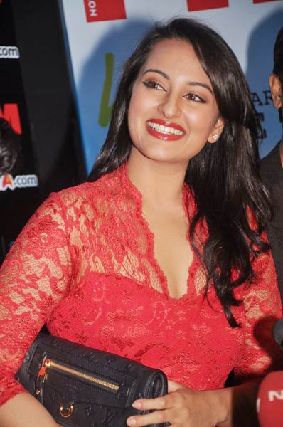 ग्लैमरस अवतार की ओर सोनाक्षी...| सोनाक्षी के जलवे