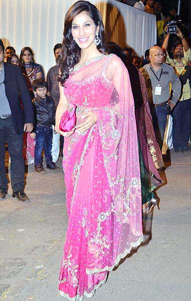 बोमन ईरानी के बेटे की रिसेप्शन पार्टी... | बोल्‍ड होती बालाएं... 