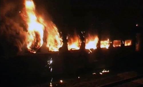 तस्‍वीरों में देखें हावड़ा-दून एक्‍सप्रेस में लगी आग...