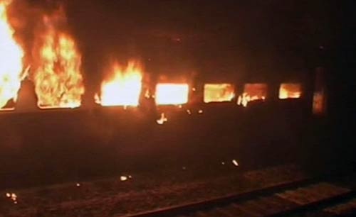 तस्‍वीरों में देखें हावड़ा-दून एक्‍सप्रेस में लगी आग...