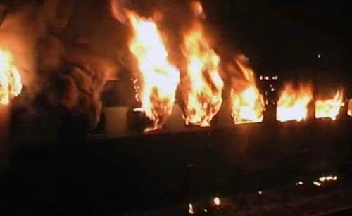 तस्‍वीरों में देखें हावड़ा-दून एक्‍सप्रेस में लगी आग...