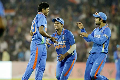 कटक वनडे: कांटे की टक्‍कर में जीता भारत | धोनी पर विशेष