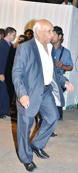 बोमन ईरानी के बेटे की रिसेप्शन पार्टी... | बोल्‍ड होती बालाएं... 