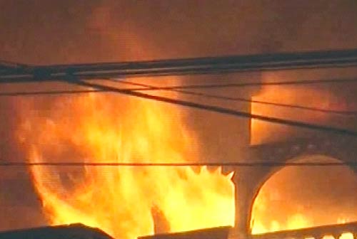 कोलकाता के रबड़ फैक्‍ट्री में लगी आग