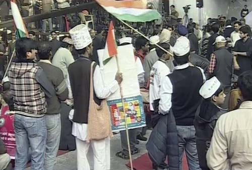 राजघाट के रास्‍ते जंतर-मंतर पर अन्‍ना | अन्‍ना का अनशन