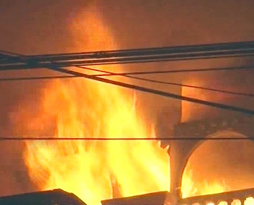 कोलकाता के रबड़ फैक्‍ट्री में लगी आग