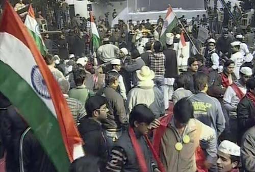 राजघाट के रास्‍ते जंतर-मंतर पर अन्‍ना | अन्‍ना का अनशन