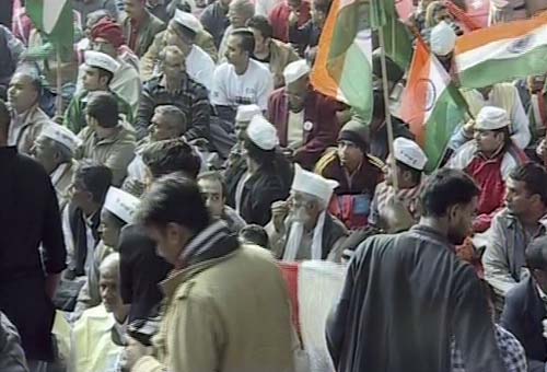 राजघाट के रास्‍ते जंतर-मंतर पर अन्‍ना | अन्‍ना का अनशन