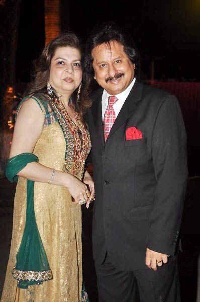 अदवैत-प्रियंका की शादी में किंग खान का जलवा | किंग खान की पार्टी