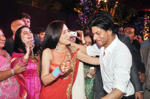 अदवैत-प्रियंका की शादी में किंग खान का जलवा | किंग खान की पार्टी