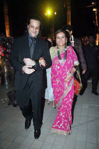 अदवैत-प्रियंका की शादी में किंग खान का जलवा | किंग खान की पार्टी