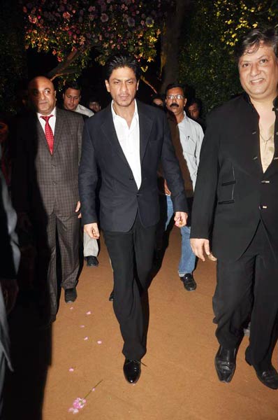 अदवैत-प्रियंका की शादी में किंग खान का जलवा | किंग खान की पार्टी