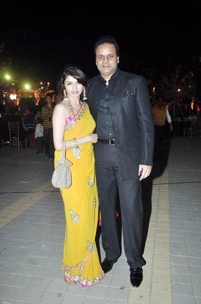 अदवैत-प्रियंका की शादी में किंग खान का जलवा | किंग खान की पार्टी