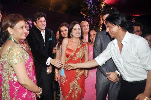 अदवैत-प्रियंका की शादी में किंग खान का जलवा | किंग खान की पार्टी