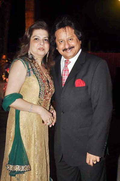 अदवैत-प्रियंका की शादी में किंग खान का जलवा | किंग खान की पार्टी