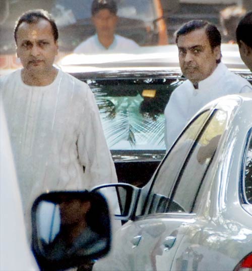 अंबानी बंधुओं के बीच सिमट रही हैं दूरियां