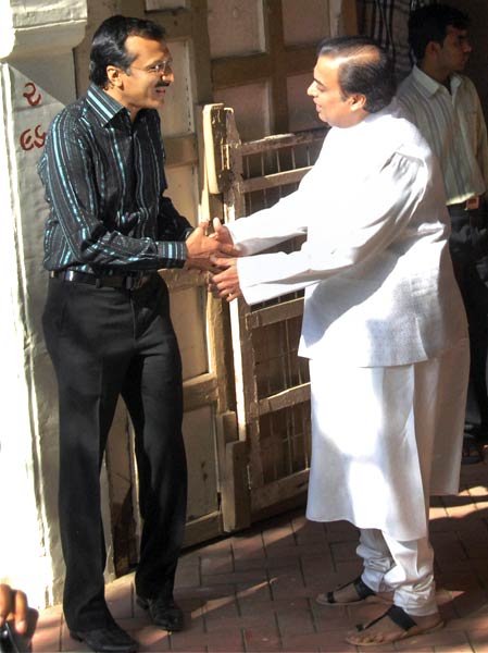 अंबानी बंधुओं के बीच सिमट रही हैं दूरियां
