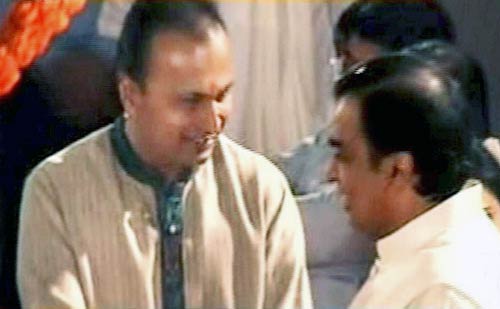 अंबानी बंधुओं के बीच सिमट रही हैं दूरियां