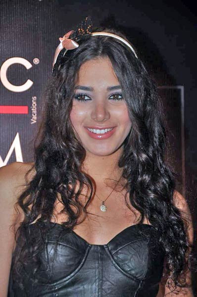 मैक्सिम के कवर पेज पर एंजेला जॉनसन |   जो दीवाना बना दे...